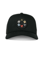 Alpinestars Gambit Trucker pet, zwart, vooraanzicht met een ronde geborduurde patch met kleurrijke ASTARS-letters, gebogen klep en mesh achterkant, casual motorsport-geïnspireerde pet