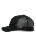 Alpinestars Gambit Trucker pet, zwart, zijaanzicht met gebogen klep en mesh achterkant, wit Alpinestars sterlogo op de zijkant, casual op motorsport geïnspireerde hoofddeksels