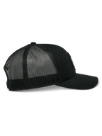 Alpinestars Gambit Trucker Pet, Trucker Cap, Zwart/Zwart, met een gebogen klep, gestructureerde twill voorkant en ademende mesh achterkant, casual motorsport streetwear, zijprofiel