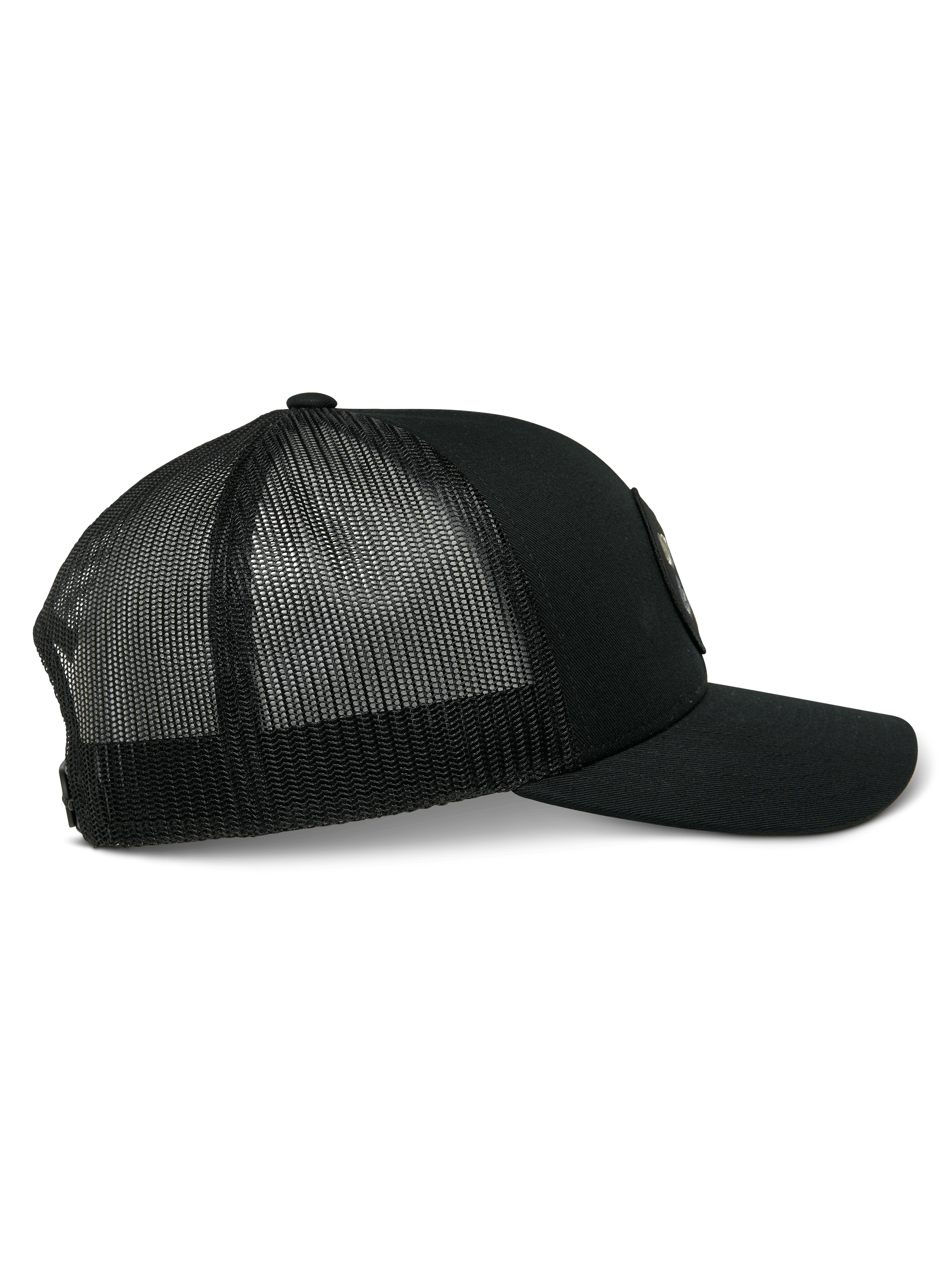 Alpinestars Gambit Trucker Pet, Trucker Cap, Zwart/Zwart, met een gebogen klep, gestructureerde twill voorkant en ademende mesh achterkant, casual motorsport streetwear, zijprofiel