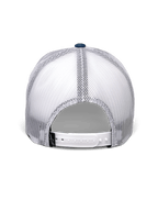 Casquette Trucker Gambit Alpinestars, bleu et blanc, vue arrière avec panneaux en maille blanche respirante, fermeture à pression blanche et petite étiquette noire avec logo Alpinestars, couvre-chef décontracté inspiré des sports mécaniques