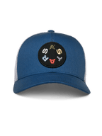 Casquette Trucker Gambit Alpinestars, bleu et blanc, couronne structurée bleue avec visière courbée et arrière en maille blanche, dotée d'un écusson circulaire noir avec lettrage ASTARS multicolore, couvre-chef motorsport décontracté