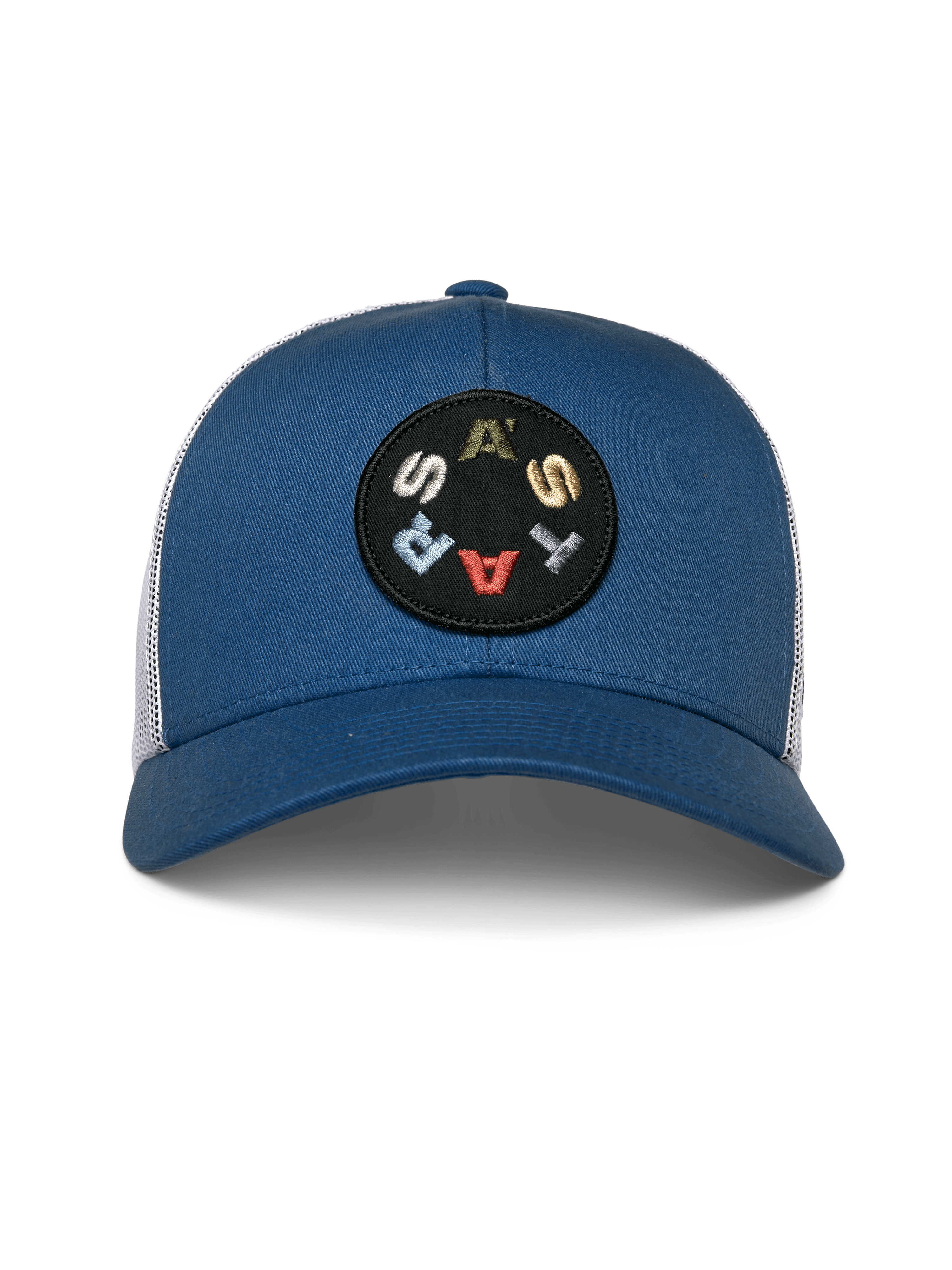 Casquette Trucker Gambit Alpinestars, bleu et blanc, couronne structurée bleue avec visière courbée et arrière en maille blanche, dotée d'un écusson circulaire noir avec lettrage ASTARS multicolore, couvre-chef motorsport décontracté