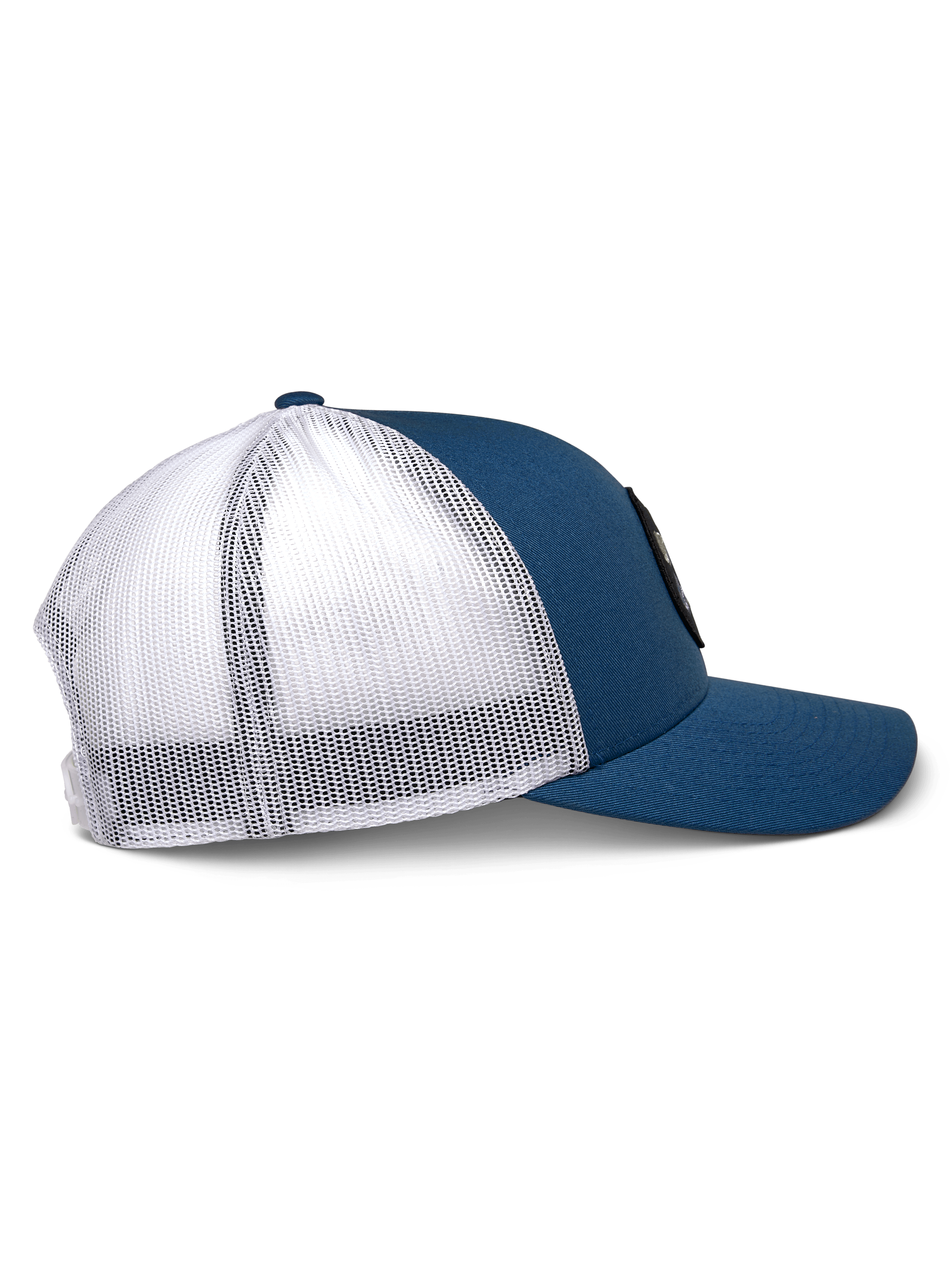 Casquette Trucker Alpinestars Gambit, bleu et blanc, vue de profil, visière courbée avec couronne structurée, panneaux avant en sergé bleu et dos en maille polyester blanche, couvre-chef décontracté inspiré des sports mécaniques