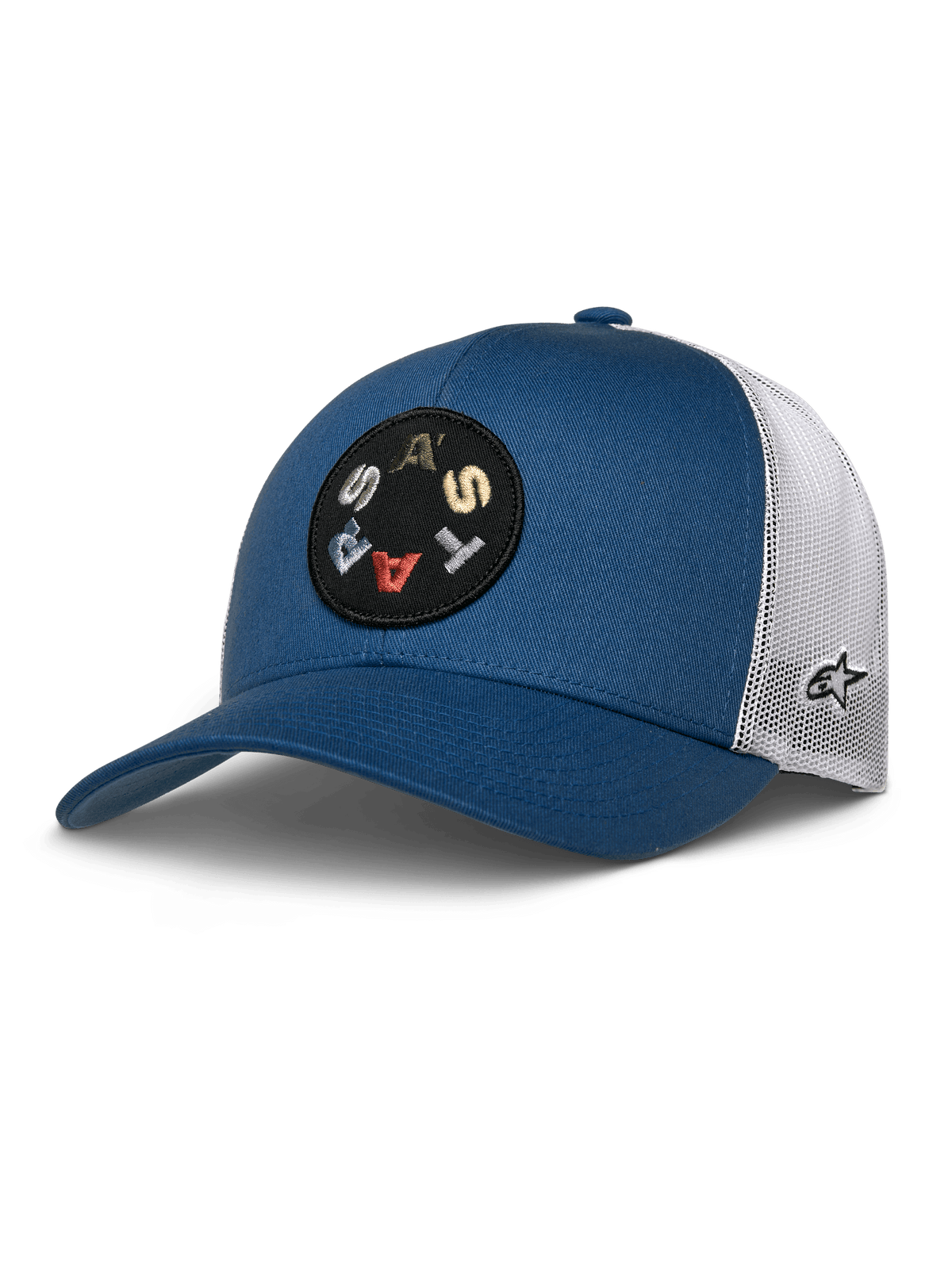 Alpinestars Gambit Trucker Hat, Blau mit weißer Mesh-Rückseite, runder schwarzer Patch mit buntem 'ASTARS'-Schriftzug, gebogener Schirm, strukturierte Krone, lässige Motorsport-Kopfbedeckung