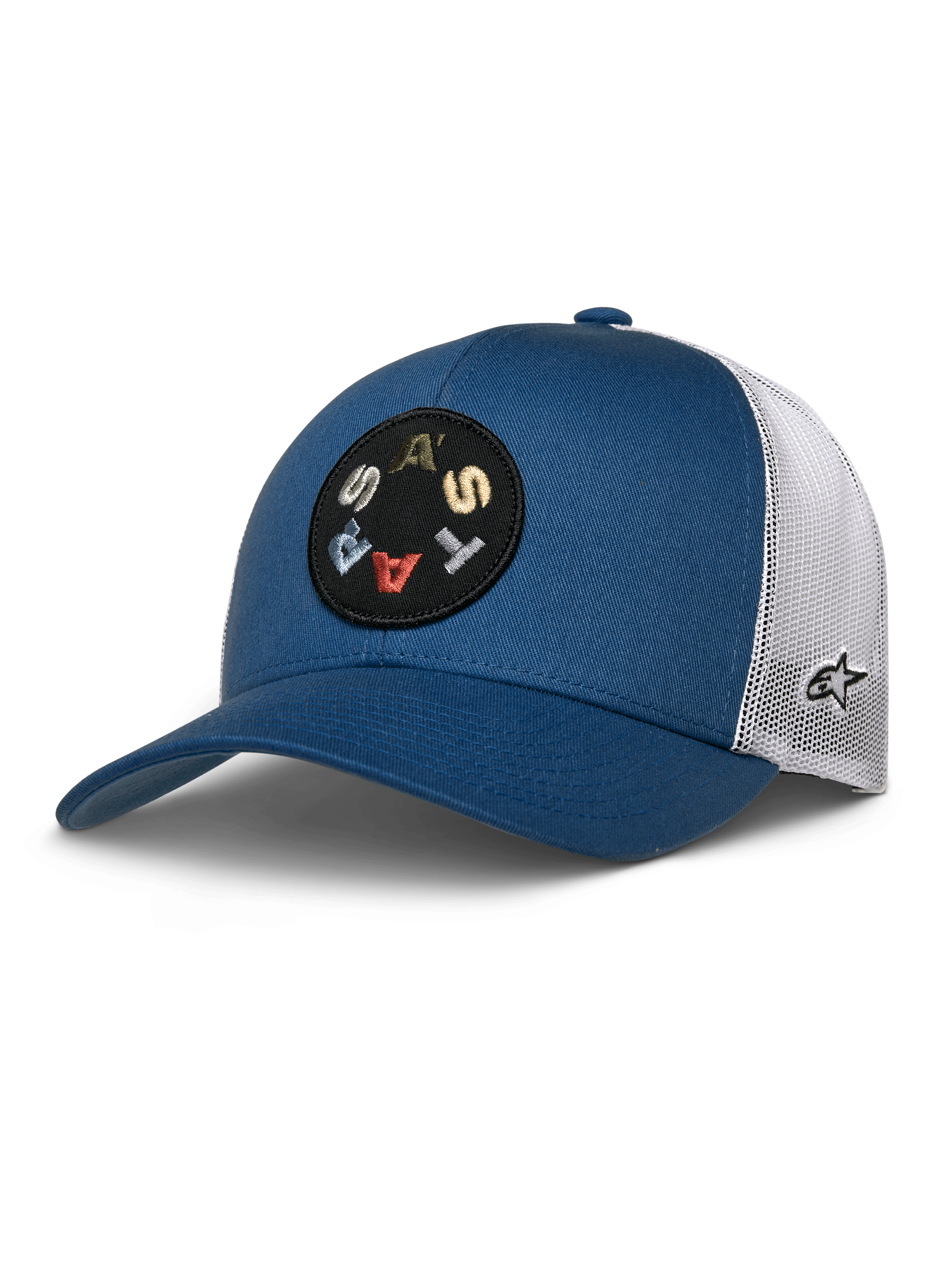 Alpinestars Gambit Trucker Hat, bleue avec arrière en maille blanche, écusson circulaire noir avec lettrage 'ASTARS' coloré, visière courbée, couronne structurée, couvre-chef décontracté style sport automobile
