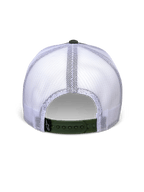 Casquette Trucker Alpinestars Hardware en Military White, vue arrière avec panneaux en maille blanche et fermeture à pression vert olive, petite étiquette noire avec logo A-star, couvre-chef décontracté d'inspiration sport automobile