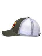 Casquette Trucker Hardware Alpinestars, vue latérale, avant en sergé vert militaire et arrière en maille blanche, écusson brodé jaune avec logo rouge, couronne structurée avec visière courbée, vêtement sportswear décontracté motorsport