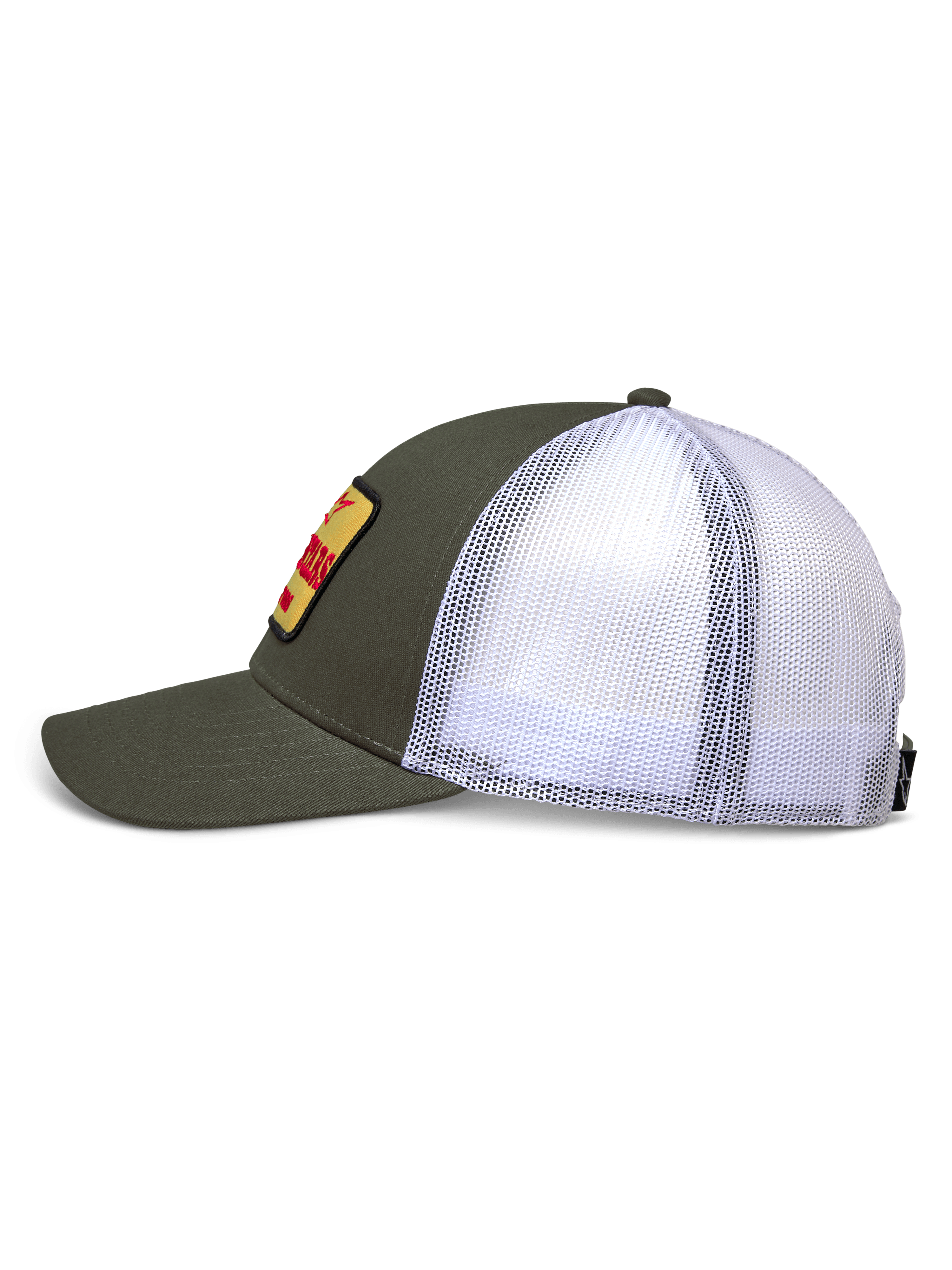 Casquette Trucker Hardware Alpinestars, vue latérale, avant en sergé vert militaire et arrière en maille blanche, écusson brodé jaune avec logo rouge, couronne structurée avec visière courbée, vêtement sportswear décontracté motorsport