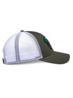 Casquette Trucker Hardware Alpinestars, vue de profil, vert militaire avec dos en maille polyester blanche, visière courbée et couronne structurée, avec écusson brodé, couvre-chef décontracté inspiré du sport automobile