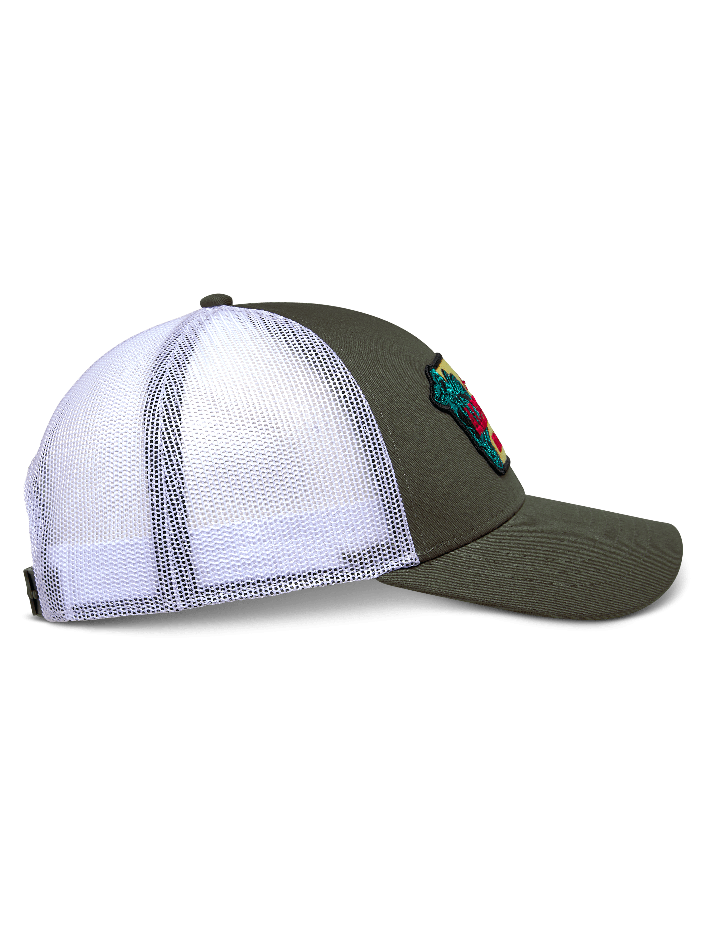 Casquette Trucker Hardware Alpinestars, vue de profil, vert militaire avec dos en maille polyester blanche, visière courbée et couronne structurée, avec écusson brodé, couvre-chef décontracté inspiré du sport automobile