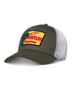 Casquette Alpinestars Hardware Trucker, vert olive et maille blanche, écusson jaune avec logo Alpinestars Motocross rouge, visière courbée, couronne structurée, vêtement de sport décontracté