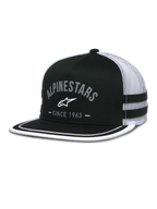 Alpinestars Backline Trucker Hat, schwarze Twill-Vorderseite und weiße Mesh-Rückseite, flacher Schirm mit weißem Soutache-Besatz am Rand, graues bogenförmiges Alpinestars-Logo mit „Since 1963“-Schriftzug, seitliche Applikationsstreifen, lässige vom Motorsport inspirierte Snapback-Kappe