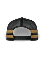 Alpinestars Backline Trucker Mütze, Rückansicht, schwarze Poly-Mesh-Rückseite mit senffarbenen Seitenstreifen, verstellbarer schwarzer Snapback-Verschluss, lässige, vom Motorsport inspirierte Kopfbedeckung