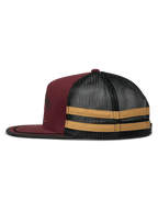 Alpinestars Backline Trucker Mütze, Seitenansicht, Brick Black und Mustard, kastanienbraune Twill-Front mit schwarzer Mesh-Rückseite, horizontale senfgelbe Streifen an der Seite, flacher Schirm mit schwarzer Randeinfassung, lässige vom Motorsport inspirierte Snapback