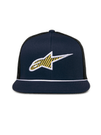 Alpinestars Orion Trucker pet, marineblauw en zwart, 3D Ageless-logo op de voorkant met gele patroonvulling en witte rand, platte klep met witte touwafwerking, gestructureerde kroon en zwarte mesh achterkant, casual motorsport hoofdbedekking