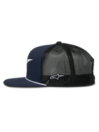 Alpinestars Orion Trucker Pet, navy blauw en zwart, zijaanzicht, gestructureerde kroon met platte klep en witte touwafwerking, ademende zwarte mesh achterkant met wit geborduurd logo, casual motorsport-geïnspireerde hoofdbedekking