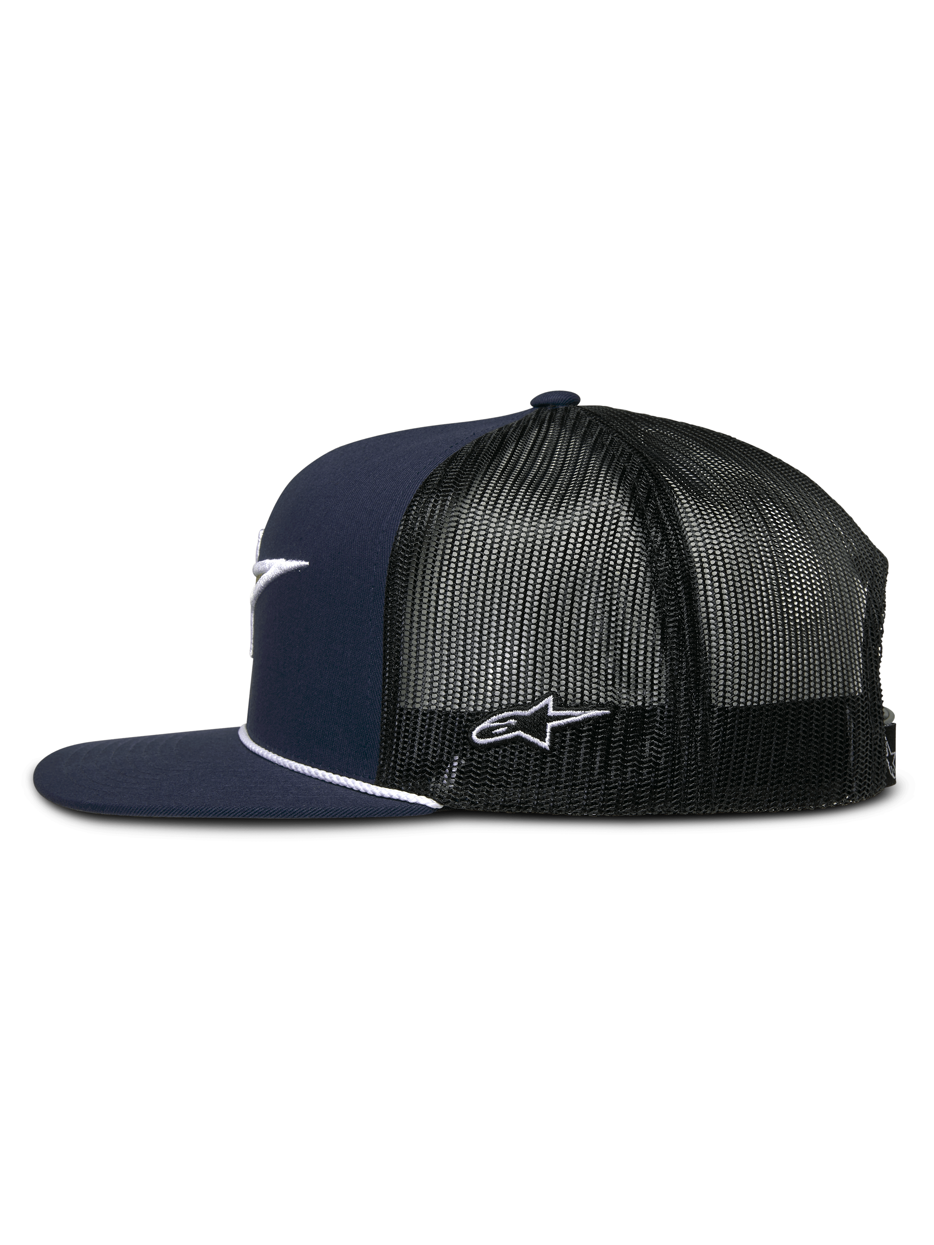 Alpinestars Orion Trucker Pet, navy blauw en zwart, zijaanzicht, gestructureerde kroon met platte klep en witte touwafwerking, ademende zwarte mesh achterkant met wit geborduurd logo, casual motorsport-geïnspireerde hoofdbedekking