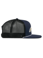 Alpinestars Orion Trucker pet, zijaanzicht, navy blauwe twill voorkant met zwarte mesh achterkant, platte klep met witte touwafwerking, gestructureerde kroon, casual motorsport hoofdbedekking