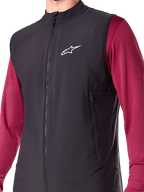 Gilet thermique Alpinestars A-Dura, noir, gilet de cyclisme isolé pour homme, gilet de VTT léger avec isolation PrimaLoft ACTIVE, fermeture éclair frontale intégrale et deux poches zippées, design performant pour rouler par temps froid