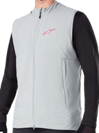 Gilet thermique Alpinestars A-Dura, gilet de cyclisme isolant gris titane, avec un logo étoile rose sur la poitrine, porté sur un haut noir à manches longues, comprend une poche zippée verticale et une fermeture éclair frontale, conçu pour le VTT par temps froid.