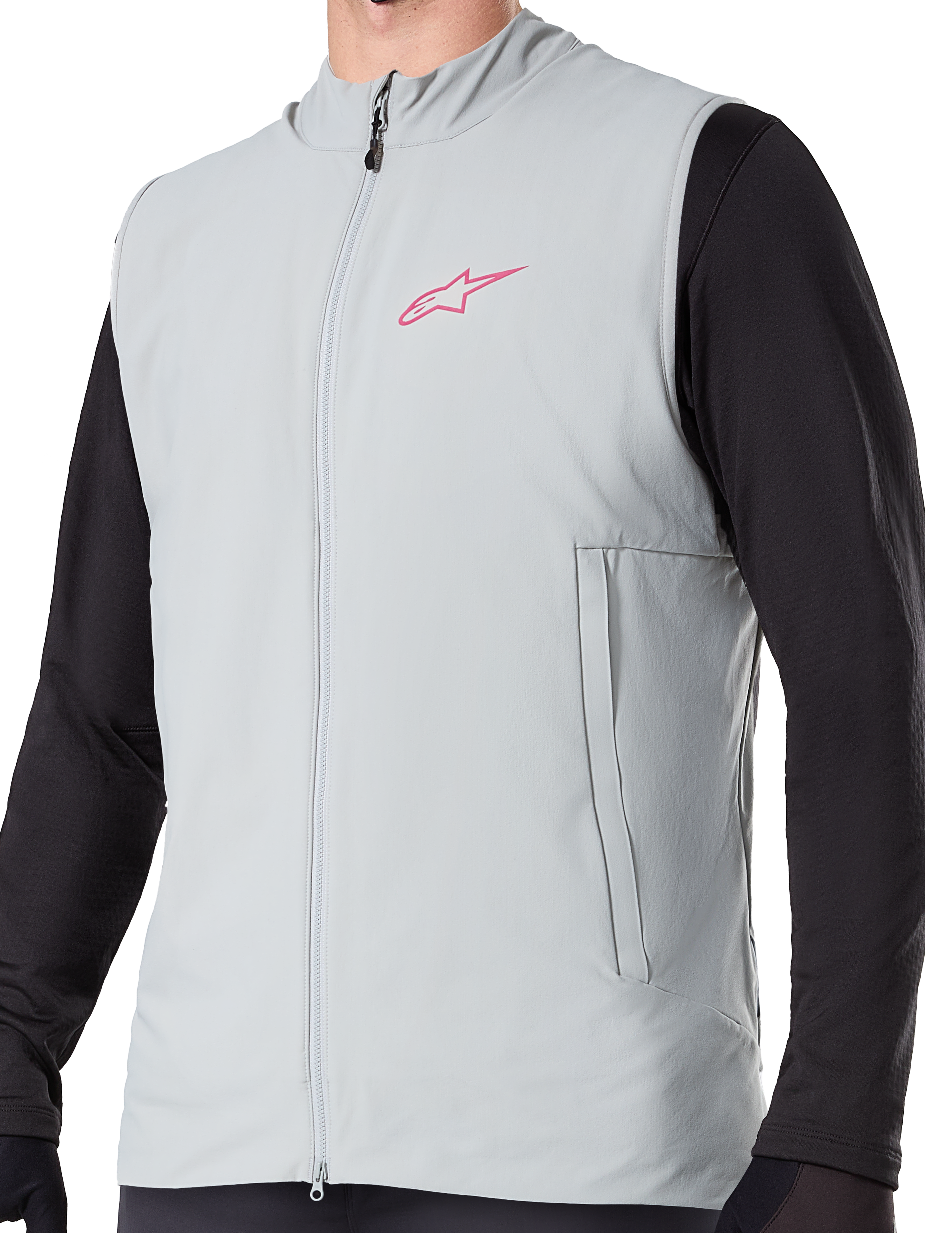 Gilet thermique Alpinestars A-Dura, gilet de cyclisme isolant gris titane, avec un logo étoile rose sur la poitrine, porté sur un haut noir à manches longues, comprend une poche zippée verticale et une fermeture éclair frontale, conçu pour le VTT par temps froid.