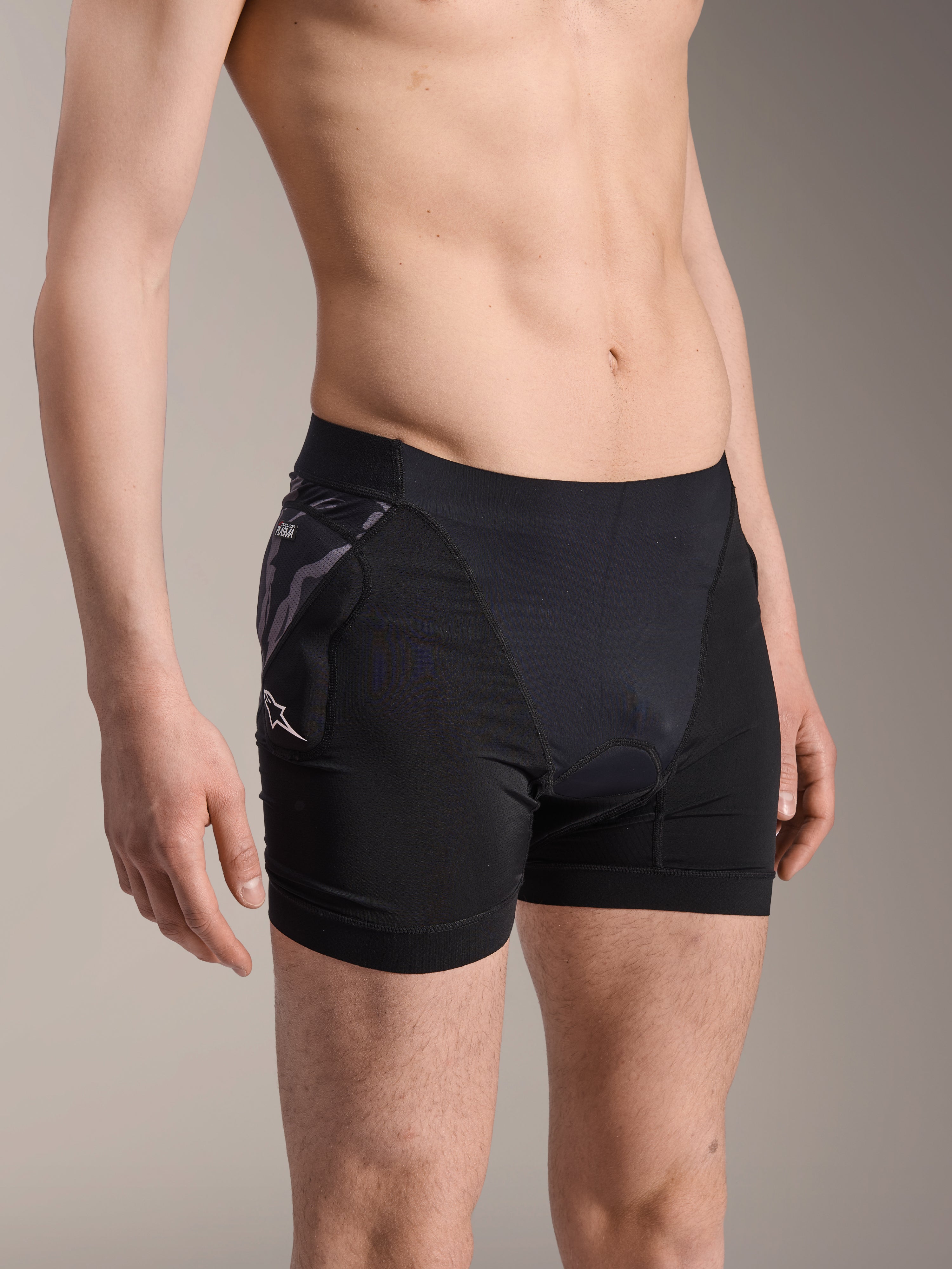 Boxers de protection Alpinestars A-Motion Plasma, sous-short de cyclisme noir, doté d'une protection de hanche à motif camouflage avec logo Astar blanc, tissu en maille respirante, équipement de protection pour le VTT
