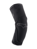 Alpinestars Paragon Plus kniebeschermers, mountainbike kniebescherming, zwart, ergonomisch gebogen ontwerp met ademend stretch mesh, slip-on model, subtiel grijs Astar-logo op de voorkant