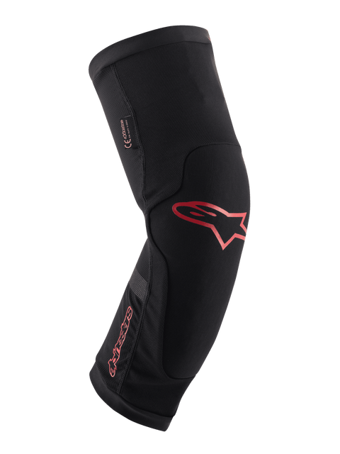Alpinestars Paragon Plus Knee Protector, noir avec logo et lettrage Alpinestars rouges, design ergonomique à enfiler, tissu mesh respirant avec panneaux renforcés, équipement de protection pour VTT