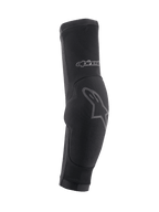 Alpinestars Paragon Plus elleboogbeschermers, MTB-elleboogbeschermers, zwart met grijze logo-accenten, slip-on mouwontwerp met een gepolsterde elleboogzone en ademend mesh-materiaal, beschermende uitrusting voor mountainbiken
