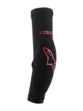 Alpinestars Paragon Plus elleboogbeschermers, zwart met rood logo, MTB mountainbike bescherming, nauwsluitende slip-on mouw met versterkte padding en ademend mesh materiaal