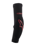 Alpinestars Paragon Plus elleboogbeschermers, zwart met rood logo, MTB mountainbike bescherming, nauwsluitende slip-on mouw met versterkte padding en ademend mesh materiaal