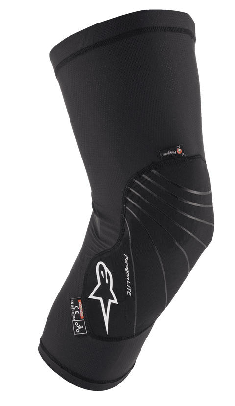 Alpinestars Paragon Lite Knee Protector, noire, équipement de protection léger avec construction en mesh texturé, logo blanc, lignes de design grises, conception à enfiler, avec étiquettes CE Niveau 1 et Polygiene, conçue pour le VTT et le cyclisme tout-terrain