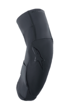 Alpinestars A-Motion Plasma Pro, genouillère de protection noire, profil latéral montrant un design ergonomique incurvé, panneau avant texturé avec logo étoile ton sur ton, tissus en maille extensible respirante et ripstop, protection légère pour le VTT et le trail
