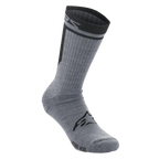 Alpinestars Merino Sokken 24, fietssokken, grijs en zwart, enkellaagse constructie van merinowol, zwarte geribbelde boord met merknaam, zwart Astars-logo op de bovenkant van de voet