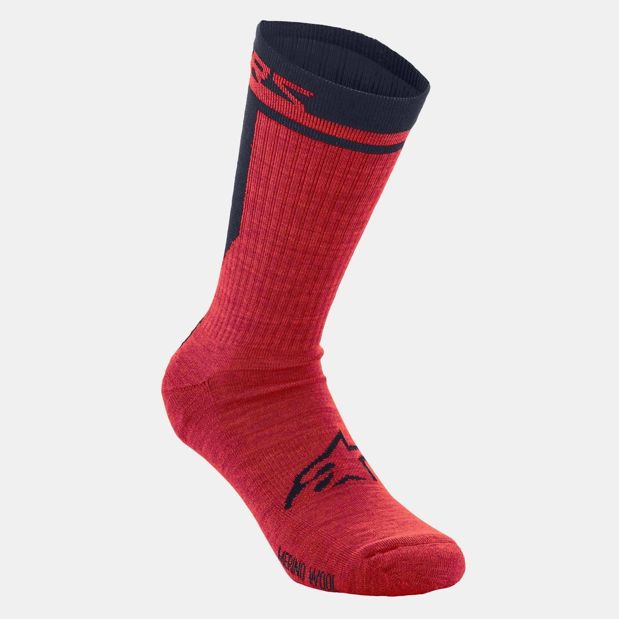 Alpinestars Merino Socken 24, Radsocken, Rot und Schwarz, mit 24 cm Schafthöhe, schwarzem Alpinestars-Logo auf dem Fuß und strukturierter Merinowoll-Konstruktion für Isolierung und Feuchtigkeitsmanagement.