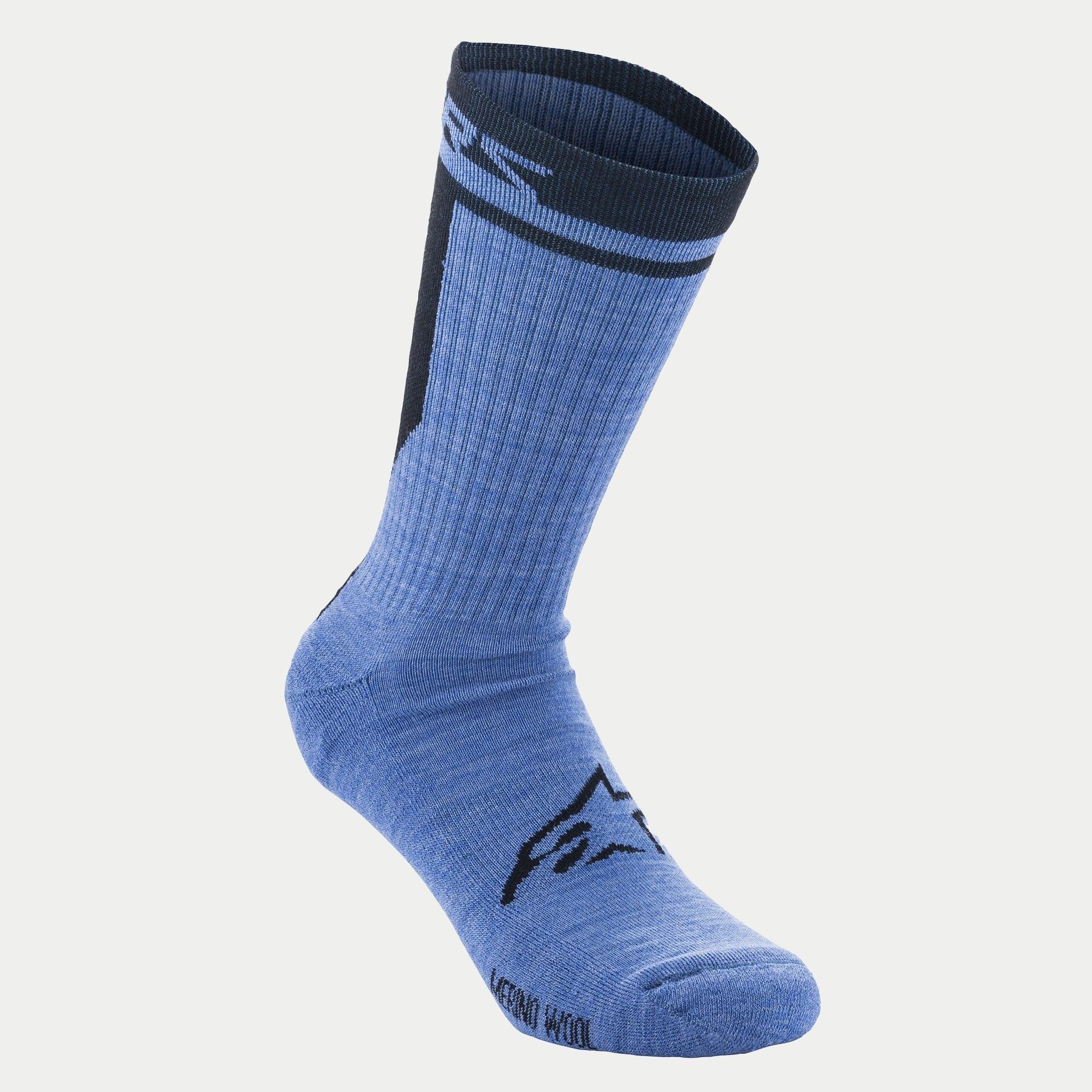 Alpinestars Merino Socken 24, Radsport-Socken, Blau und Schwarz, mit „Merino Wool“-Schriftzug an der Zehe und schwarzem Astars-Logo auf dem Fußrücken, wadenhohe Länge von 24 cm für Mountainbike- und Rennradfahren.