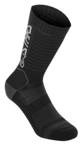 Alpinestars Paragon Lite Socks 19, chaussettes de VTT, noires, construction en maille technique, marquage Alpinestars vertical, texture côtelée extensible, talon et pointe renforcés, tissu léger et respirant pour le cyclisme tout-terrain