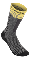 Alpinestars Drop Socks 19, chaussettes de cyclisme, gris moyen et jaune, avec un revers côtelé jaune à rayures, un corps gris texturé avec des motifs horizontaux noirs, un talon et une pointe renforcés noirs, équipement VTT respirant haute performance