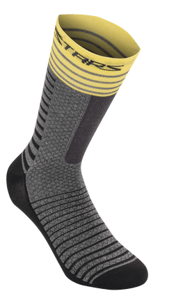 Alpinestars Drop Socks 19, Radsocken, Mittelgrau und Gelb, gelbes geripptes Bündchen mit Streifen, grauer strukturierter Stoff mit schwarzen horizontalen Mustern, schwarze verstärkte Ferse und Zehenpartie, atmungsaktive Performance-MTB-Ausrüstung