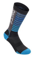 Alpinestars Drop Socks, chaussettes de cyclisme VTT, noir et bleu aqua, motifs à rayures horizontales sur le haut de la jambe, empiècement latéral gris avec logo blanc, talon et pointe aqua renforcés, tissu en maille respirante