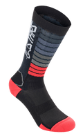Alpinestars Drop Socks, chaussettes de cyclisme haute performance, noir et rouge vif, avec rayures horizontales grises et rouges, logo Astars blanc sur le revers, talon et pointe renforcés, construction en maille pour équipement VTT