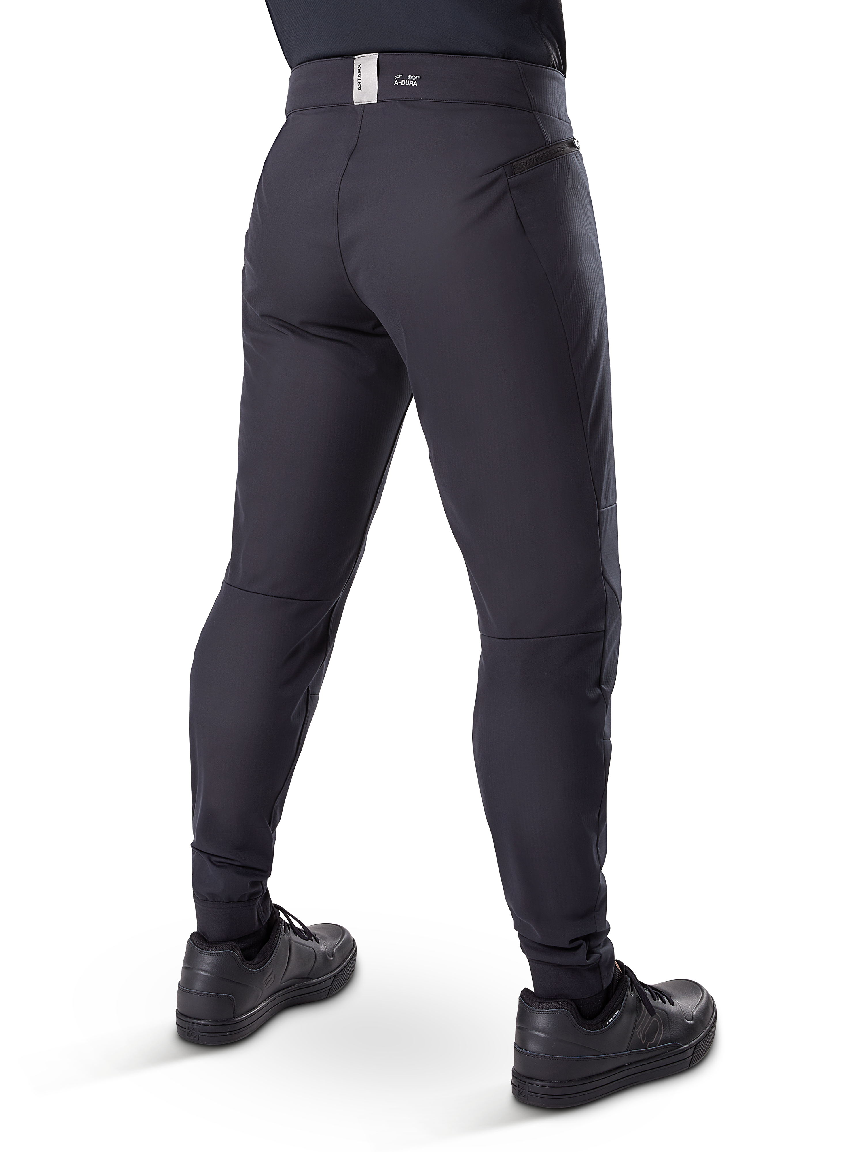 Alpinestars Pantalon Thermique A-Dura, pantalon de VTT, noir, vue arrière montrant les poches zippées et le marquage sur la ceinture, coupe ajustée pour le cyclisme par temps froid