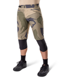 Alpinestars Short A-Dura Camo Liner, short de VTT, motif camouflage marron, vue de face montrant les poches zippées et les ajusteurs de taille latéraux, porté avec des genouillères noires et des chaussures de cyclisme noires, équipement durable pour le VTT