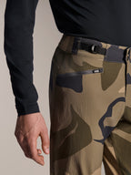 Alpinestars A-Dura Camo Pant, pantalon de VTT, camouflage brun, vue rapprochée de la sangle de réglage latérale et de la poche zippée doublée de maille, textile extensible bidirectionnel durable pour le VTT