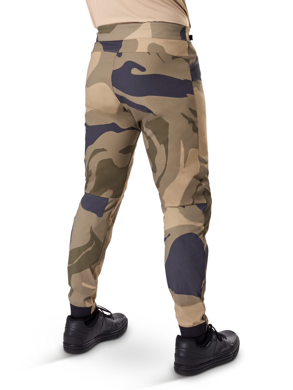 Pantalon Alpinestars A-Dura Camo, pantalon de VTT, motif camouflage marron avec accents beige et gris foncé, vue arrière avec baskets noires, jambes fuselées et chevilles élastiquées, tissu extensible bidirectionnel durable pour le VTT