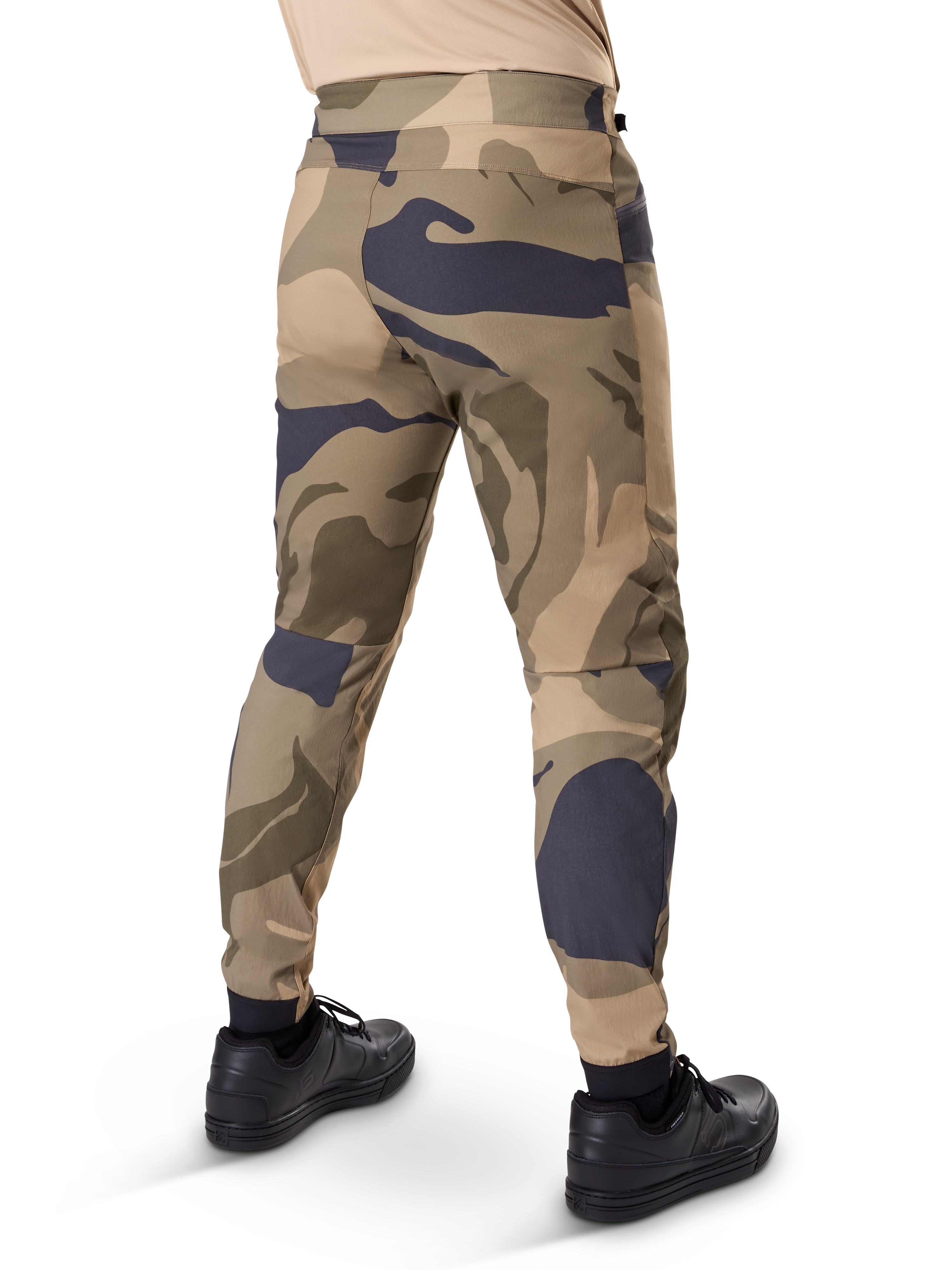 Pantalon Alpinestars A-Dura Camo, pantalon de VTT, motif camouflage marron avec accents beige et gris foncé, vue arrière avec baskets noires, jambes fuselées et chevilles élastiquées, tissu extensible bidirectionnel durable pour le VTT