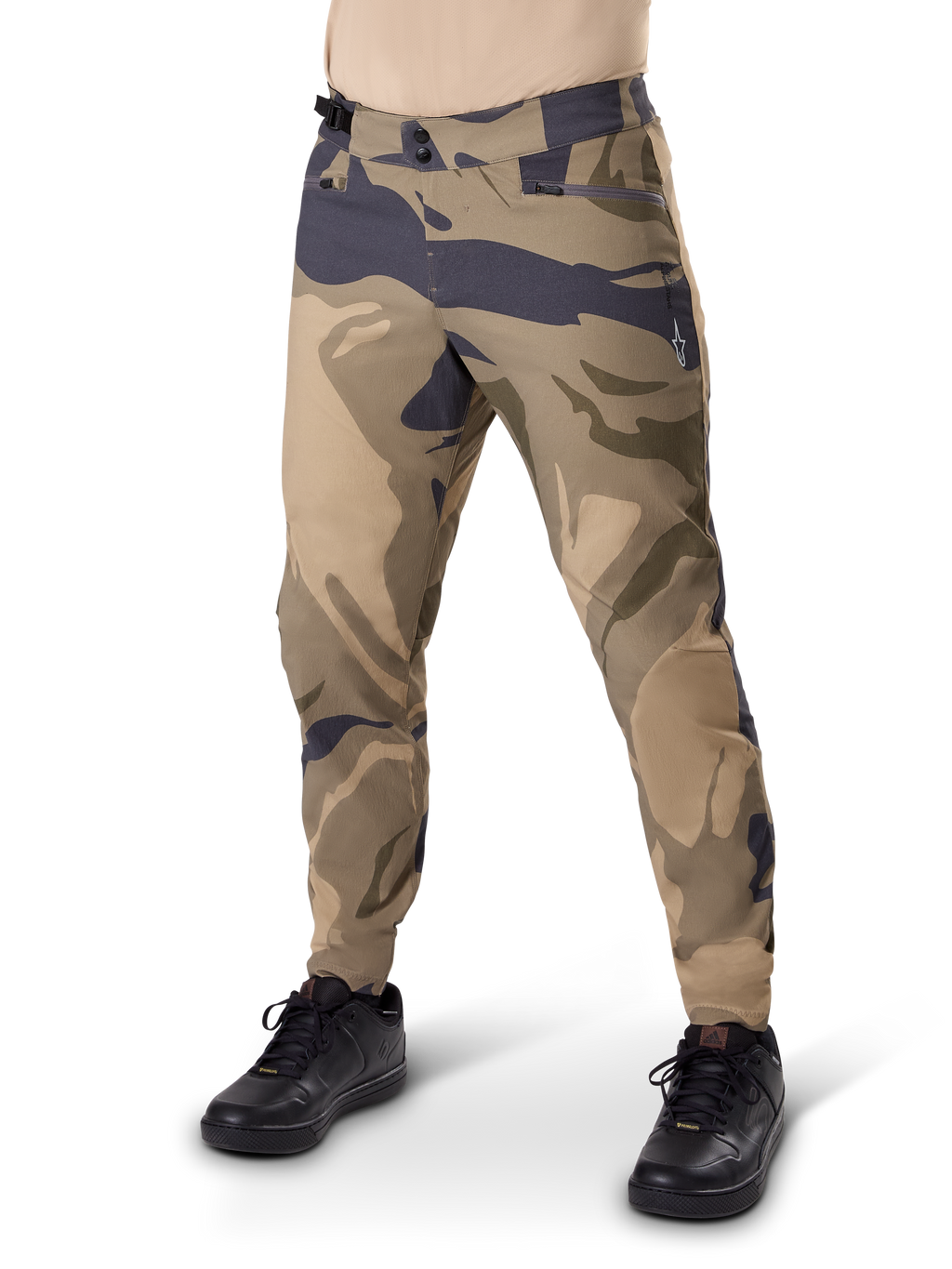 Alpinestars A-Dura Camo Pant, pantalon de cyclisme VTT, camouflage brun, doté d'une double fermeture à pression et de poches zippées, coupe régulière pour le VTT tout-terrain, porté avec des chaussures noires