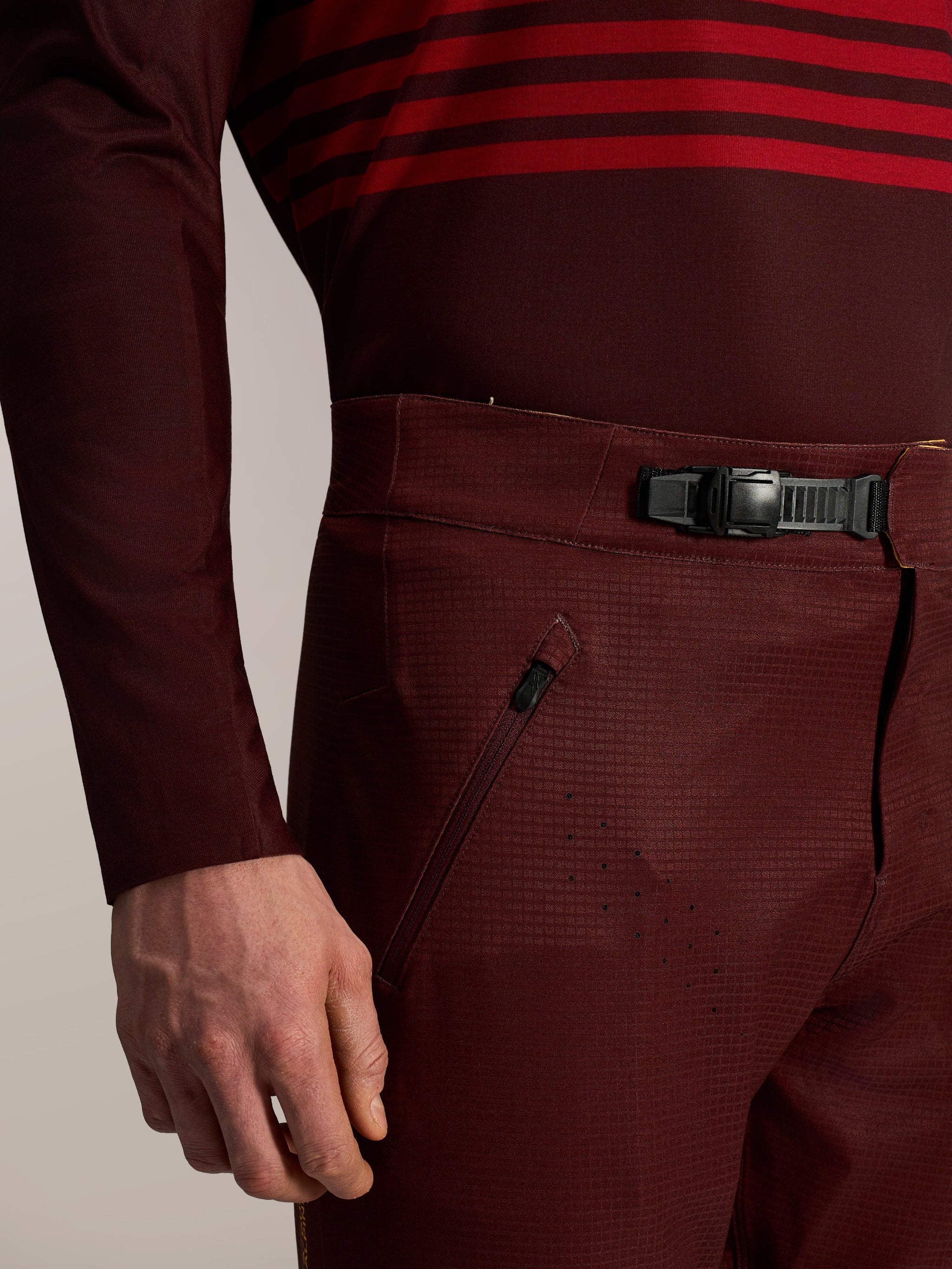 Alpinestars A-Dura Elite Flex Broek in Bordeaux met ratelsluiting, ritszak en laserperforaties voor ventilatie.