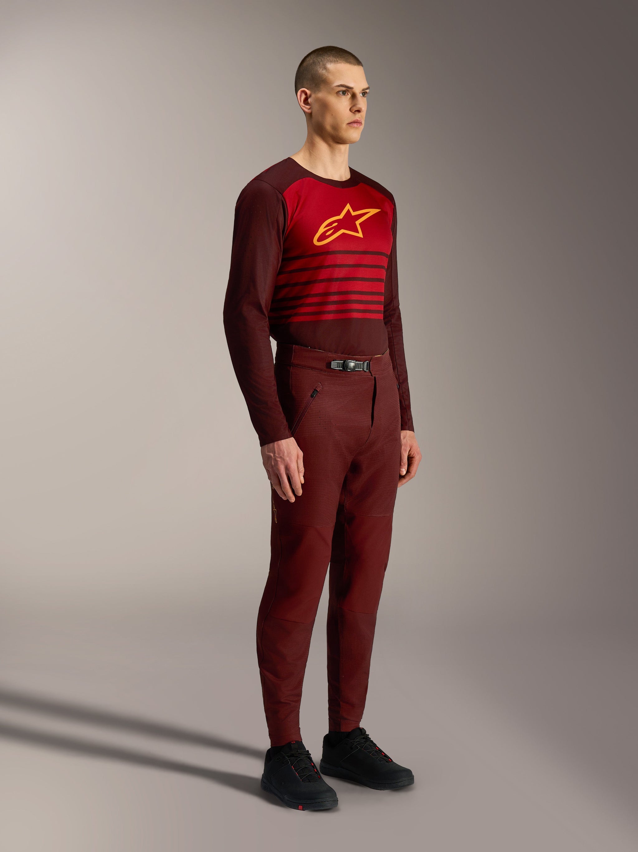 Alpinestars A-Dura Elite Flex Broek in bordeaux, performance mountainbike-broek met stretchstof en ratelsluiting.